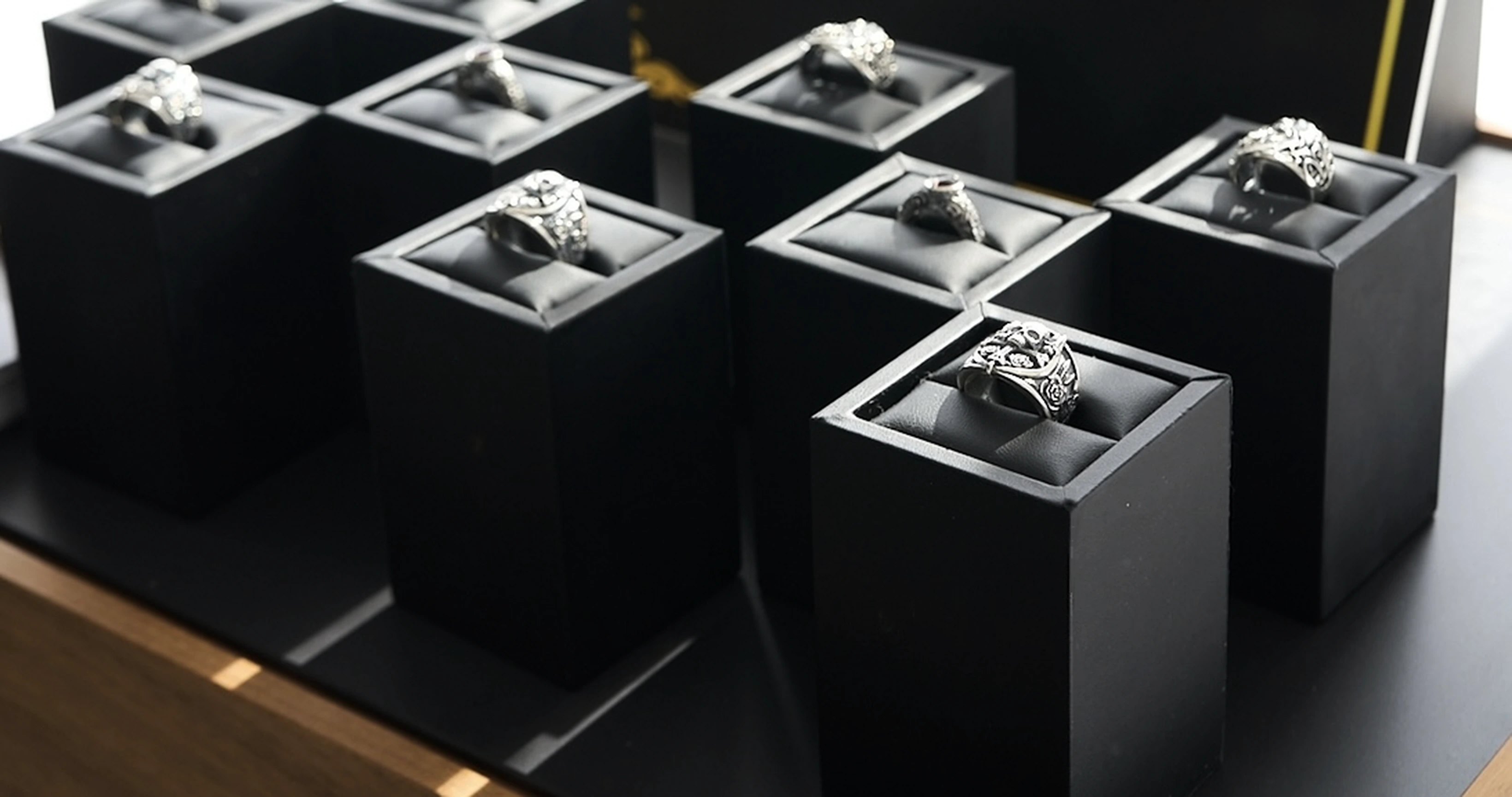黒い展示台に並ぶRoseKnightのリングコレクション
